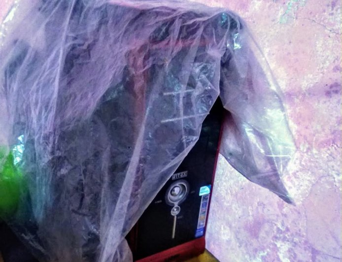 कंप्यूटर की बनी बनाई क़ब्र के किनारे प्रतिक्षार्थी